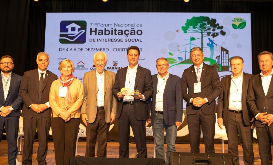 O Paraná vai dar um novo passo em seu programa habitacional, o Casa Fácil Paraná. O governador Carlos Massa Ratinho Junior assinou nesta quarta-feira (4), durante a abertura do Fórum Nacional de Habitação de Interesse Social, um convênio de US$ 187 milhões (R$ 1,13 bilhão) com o Banco Interamericano de Desenvolvimento (BID) para o Vida Nova, modalidade do Casa Fácil voltada a famílias em situação de vulnerabilidade social.
