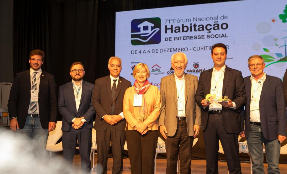 O Paraná vai dar um novo passo em seu programa habitacional, o Casa Fácil Paraná. O governador Carlos Massa Ratinho Junior assinou nesta quarta-feira (4), durante a abertura do Fórum Nacional de Habitação de Interesse Social, um convênio de US$ 187 milhões (R$ 1,13 bilhão) com o Banco Interamericano de Desenvolvimento (BID) para o Vida Nova, modalidade do Casa Fácil voltada a famílias em situação de vulnerabilidade social.