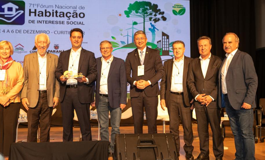 O Paraná vai dar um novo passo em seu programa habitacional, o Casa Fácil Paraná. O governador Carlos Massa Ratinho Junior assinou nesta quarta-feira (4), durante a abertura do Fórum Nacional de Habitação de Interesse Social, um convênio de US$ 187 milhões (R$ 1,13 bilhão) com o Banco Interamericano de Desenvolvimento (BID) para o Vida Nova, modalidade do Casa Fácil voltada a famílias em situação de vulnerabilidade social.