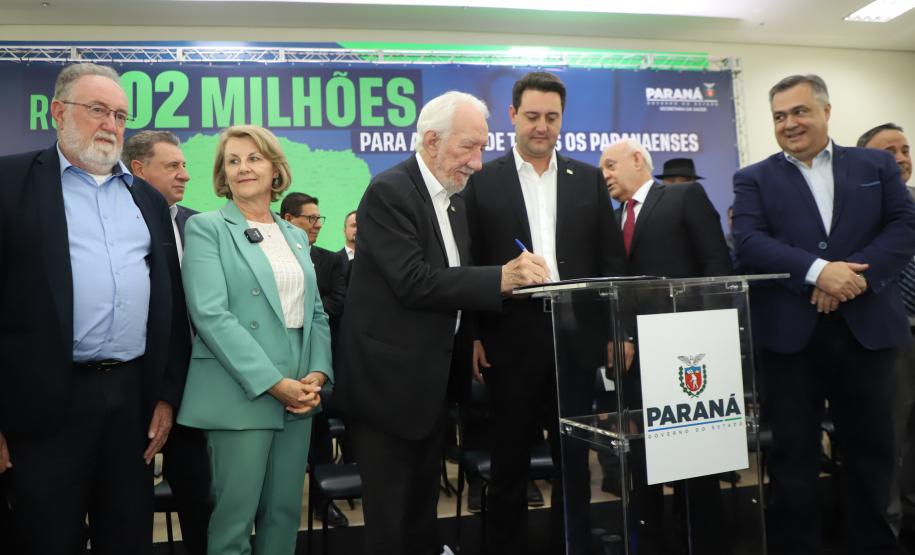 O governador Carlos Massa Ratinho Junior liberou nesta terça-feira (10) um pacote de R$ 502 milhões em investimentos para fortalecer a estratégia de regionalização dos serviços de saúde no Paraná.