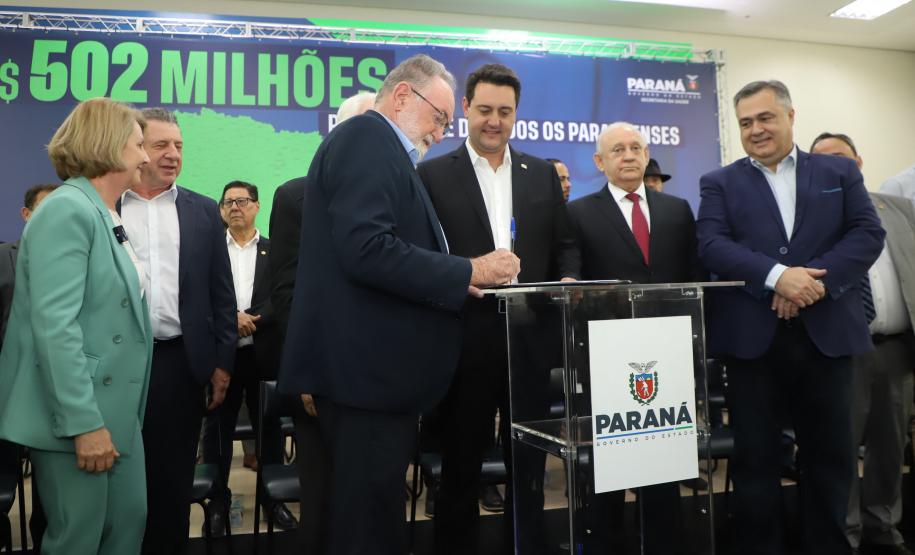O governador Carlos Massa Ratinho Junior liberou nesta terça-feira (10) um pacote de R$ 502 milhões em investimentos para fortalecer a estratégia de regionalização dos serviços de saúde no Paraná.
