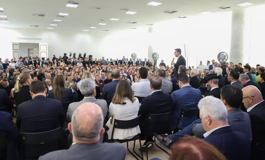 O governador Carlos Massa Ratinho Junior liberou nesta terça-feira (10) um pacote de R$ 502 milhões em investimentos para fortalecer a estratégia de regionalização dos serviços de saúde no Paraná.