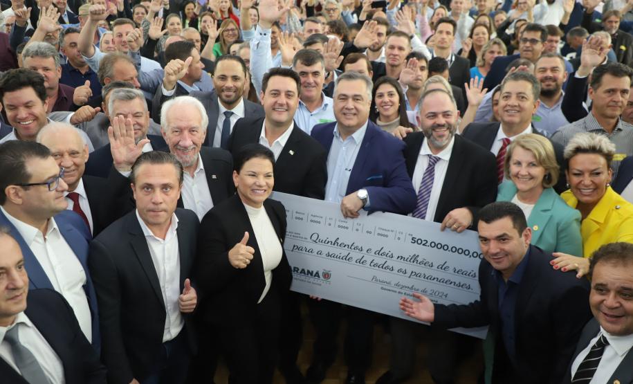 O governador Carlos Massa Ratinho Junior liberou nesta terça-feira (10) um pacote de R$ 502 milhões em investimentos para fortalecer a estratégia de regionalização dos serviços de saúde no Paraná.