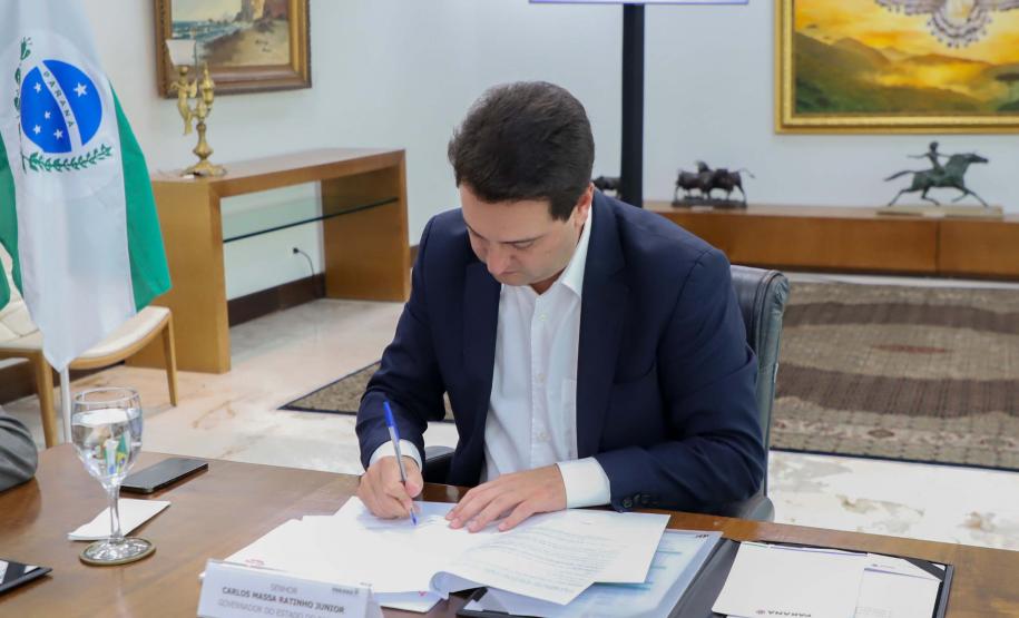 Estado contrata mais 1,1 mil professores e anuncia progressão de 10 mil docentes