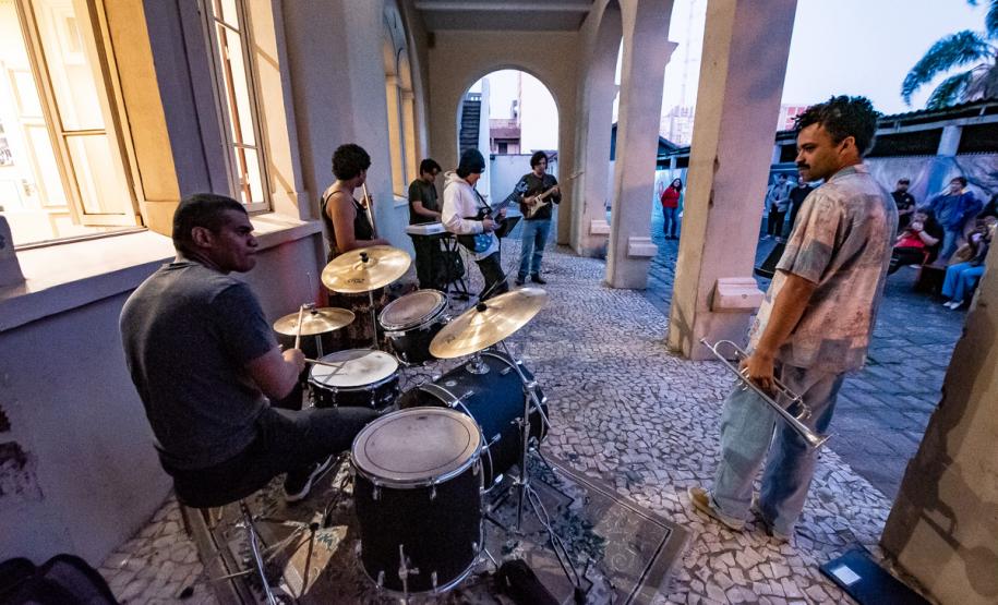 Centro Cultural Teatro Guaíra - CCTG - Guairinha - Ninguém Dirá Que É Tarde Demais, com Arlete Salles e Edwin Luisi – Arlete Salles retorna aos palcos ao lado de Edwin Luisi em uma peça que explora o amor na terceira idade, ambientada no isolamento social da pandemia de Covid-19.