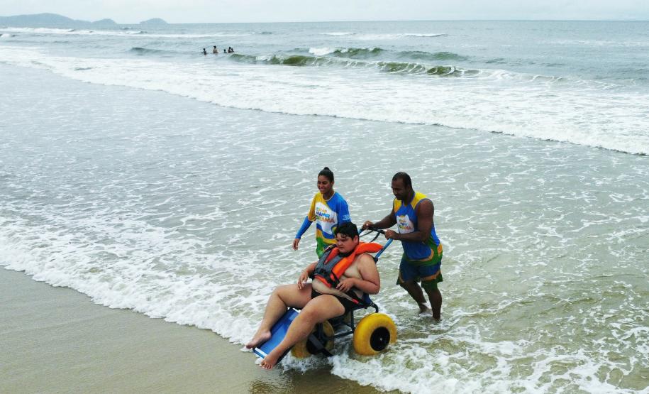 Pontal do Paraná, 29 de janeiro de 2025 - Serviço de cadeira anfíbia está disponível no litoral paranaense.