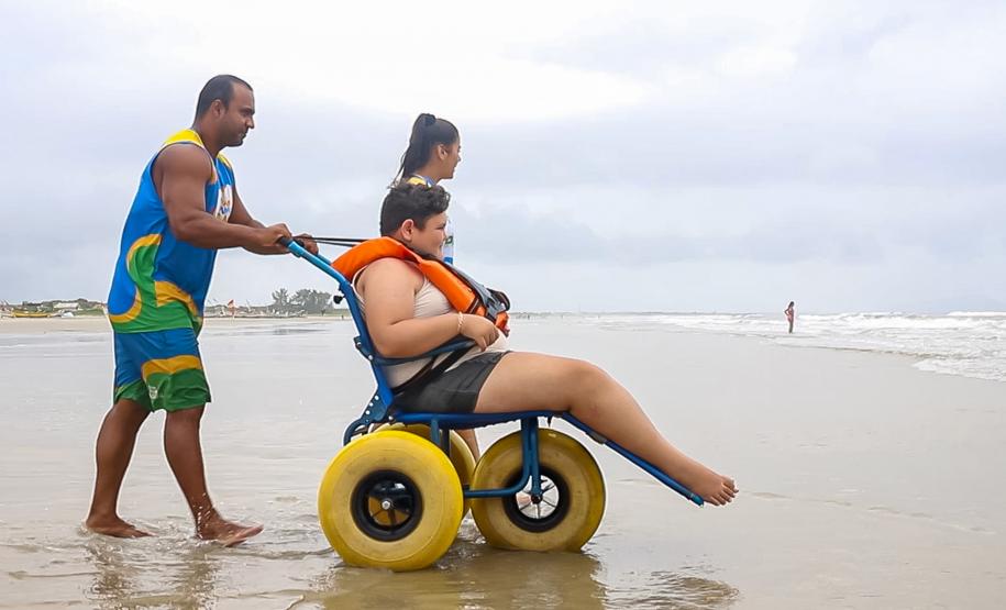 Pontal do Paraná, 29 de janeiro de 2025 - Serviço de cadeira anfíbia está disponível no litoral paranaense.