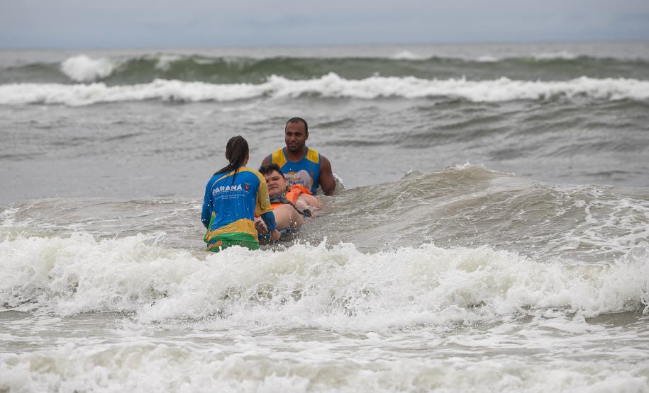Pontal do Paraná, 29 de janeiro de 2025 - Serviço de cadeira anfíbia está disponível no litoral paranaense.