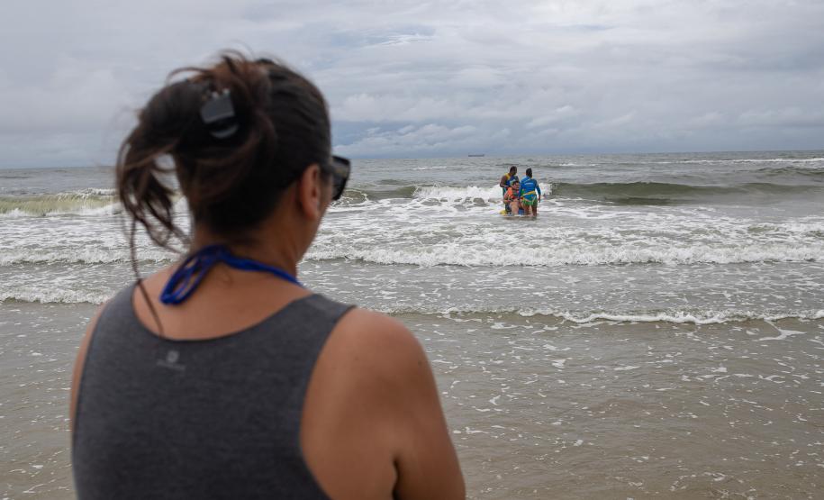 Pontal do Paraná, 29 de janeiro de 2025 - Serviço de cadeira anfíbia está disponível no litoral paranaense.