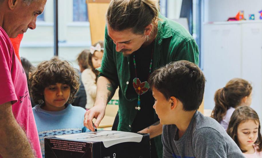 Museu Paranaense (MUPA) - Oficina de Confecção de máscaras – Na quarta-feira, 15 de janeiro, das 14h30 às 17h30, o artista Bruno Romã conduzirá a atividade "Confecção de máscaras" destinada a crianças a partir de 6 anos e adultos.