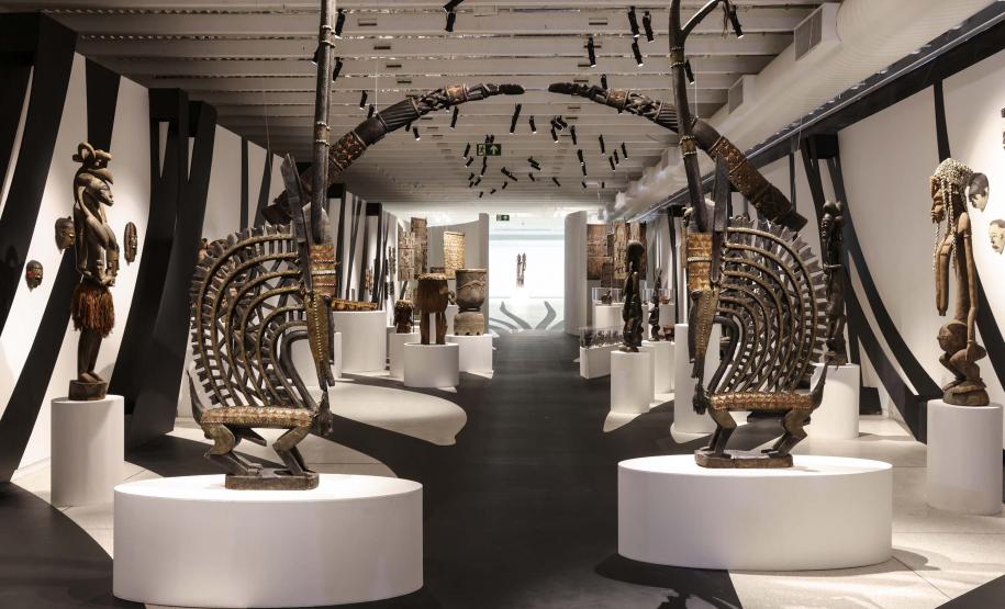 Museu Paranaense (MUPA) - Oficina de Confecção de máscaras – Na quarta-feira, 15 de janeiro, das 14h30 às 17h30, o artista Bruno Romã conduzirá a atividade "Confecção de máscaras" destinada a crianças a partir de 6 anos e adultos.