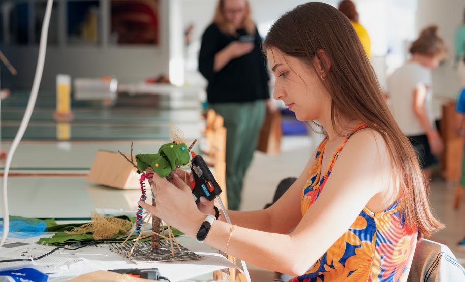 Museu Paranaense (MUPA) - Oficina de Confecção de máscaras – Na quarta-feira, 15 de janeiro, das 14h30 às 17h30, o artista Bruno Romã conduzirá a atividade "Confecção de máscaras" destinada a crianças a partir de 6 anos e adultos.