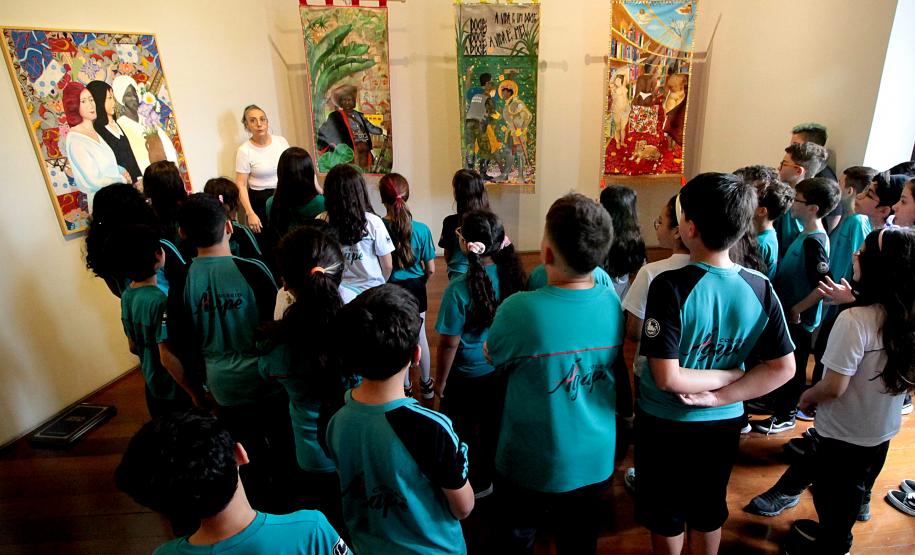 Museu Paranaense (MUPA) - Oficina de Confecção de máscaras – Na quarta-feira, 15 de janeiro, das 14h30 às 17h30, o artista Bruno Romã conduzirá a atividade "Confecção de máscaras" destinada a crianças a partir de 6 anos e adultos.