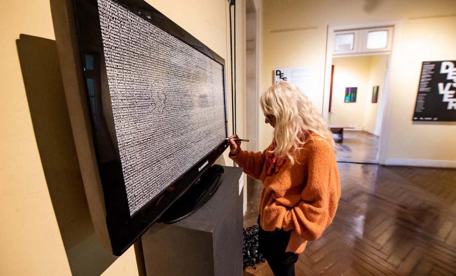 Museu Paranaense (MUPA) - Oficina de Confecção de máscaras – Na quarta-feira, 15 de janeiro, das 14h30 às 17h30, o artista Bruno Romã conduzirá a atividade "Confecção de máscaras" destinada a crianças a partir de 6 anos e adultos.