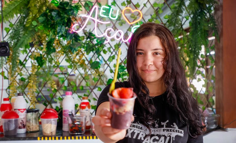 Yasmin Medeiros, sub-encarregada de uma loja de açaí em Matinhos.