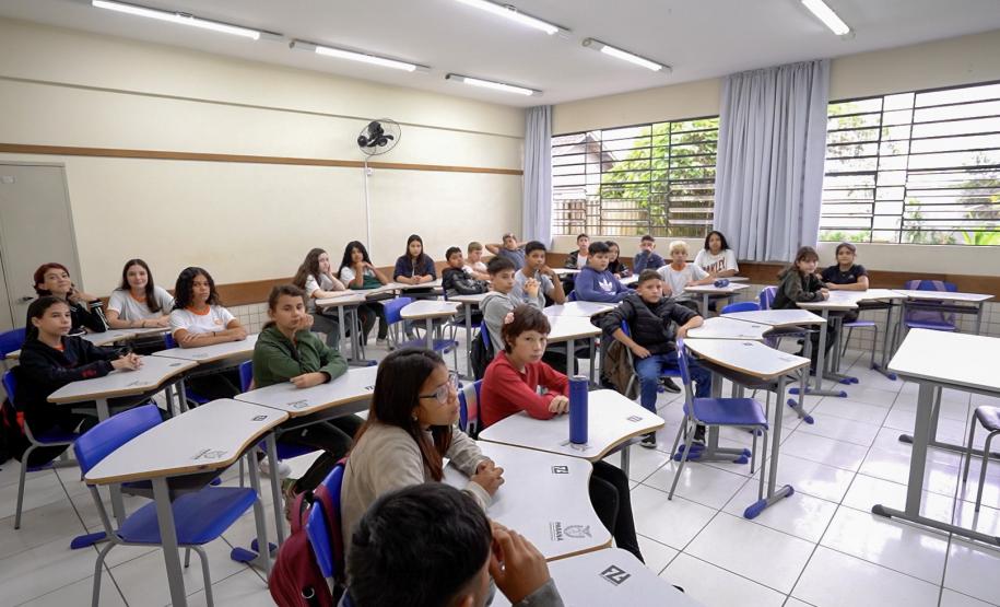 Volta às aulas e entrega de kits escolares