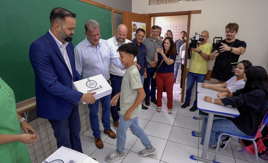 Volta às aulas e entrega de kits escolares