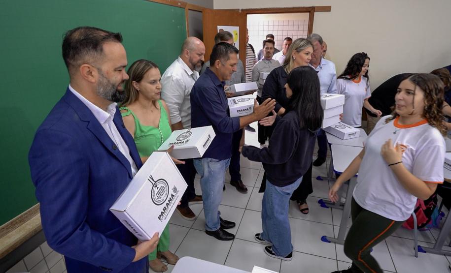 Volta às aulas e entrega de kits escolares