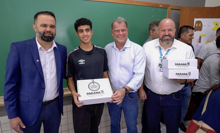 Volta às aulas e entrega de kits escolares