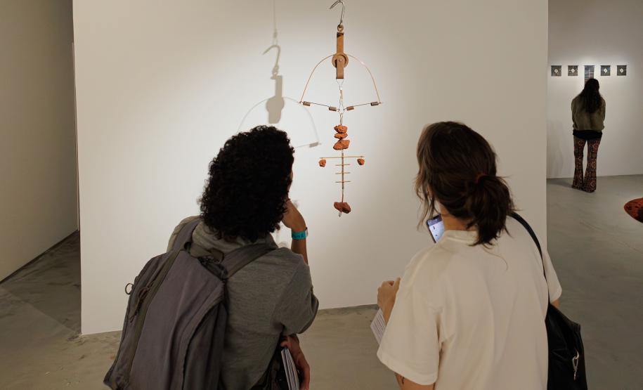 Museu de Arte Contemporânea do Paraná (MAC Paraná) - No MAC no MON, a artista Guita Soifer apresenta a exposição a Trama Intrincada do Tempo que traz pinturas, esculturas, fotografias, gravuras, vídeos e instalações explorando o tempo, a memória e as transformações da matéria