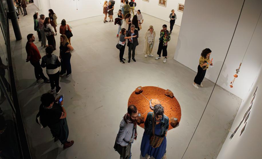 Museu de Arte Contemporânea do Paraná (MAC Paraná) - No MAC no MON, a artista Guita Soifer apresenta a exposição a Trama Intrincada do Tempo que traz pinturas, esculturas, fotografias, gravuras, vídeos e instalações explorando o tempo, a memória e as transformações da matéria