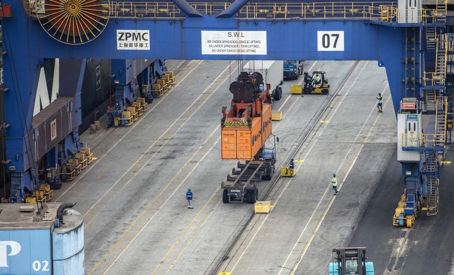 Exportações paranaenses chegam a 167 países e somam US$ 1,45 bilhão em janeiro Foto: Claudio Neves/Portos do Paraná