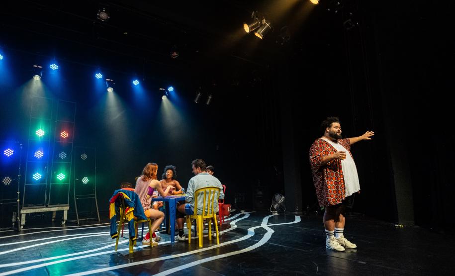 Museu de Arte Contemporânea do Paraná (MAC Paraná) - No MAC no MON, a artista Guita Soifer apresenta a exposição a Trama Intrincada do Tempo que traz pinturas, esculturas, fotografias, gravuras, vídeos e instalações explorando o tempo, a memória e as transformações da matéria