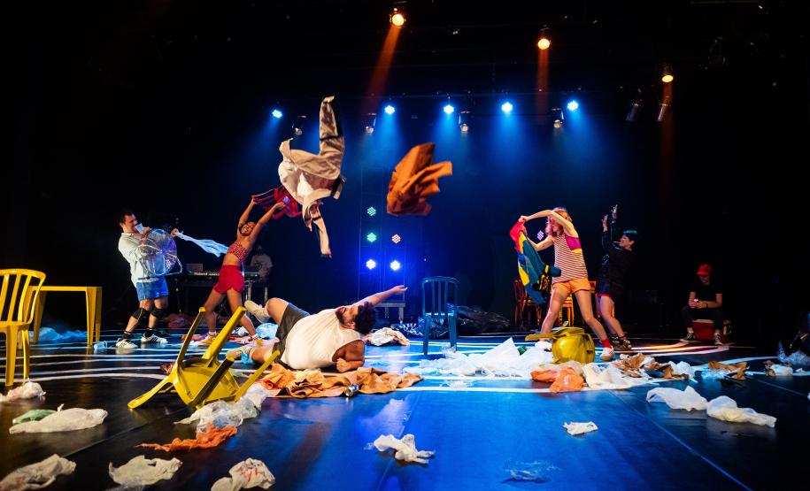 Museu de Arte Contemporânea do Paraná (MAC Paraná) - No MAC no MON, a artista Guita Soifer apresenta a exposição a Trama Intrincada do Tempo que traz pinturas, esculturas, fotografias, gravuras, vídeos e instalações explorando o tempo, a memória e as transformações da matéria