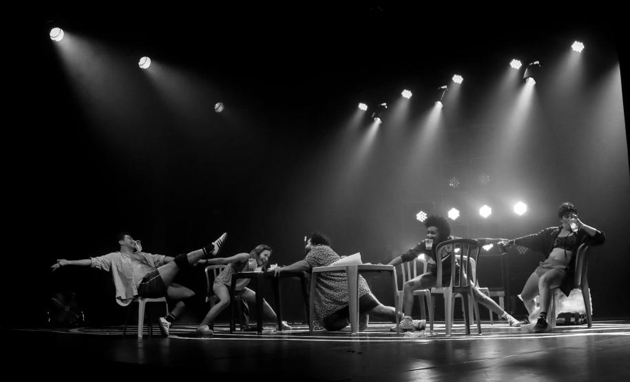 Museu de Arte Contemporânea do Paraná (MAC Paraná) - No MAC no MON, a artista Guita Soifer apresenta a exposição a Trama Intrincada do Tempo que traz pinturas, esculturas, fotografias, gravuras, vídeos e instalações explorando o tempo, a memória e as transformações da matéria