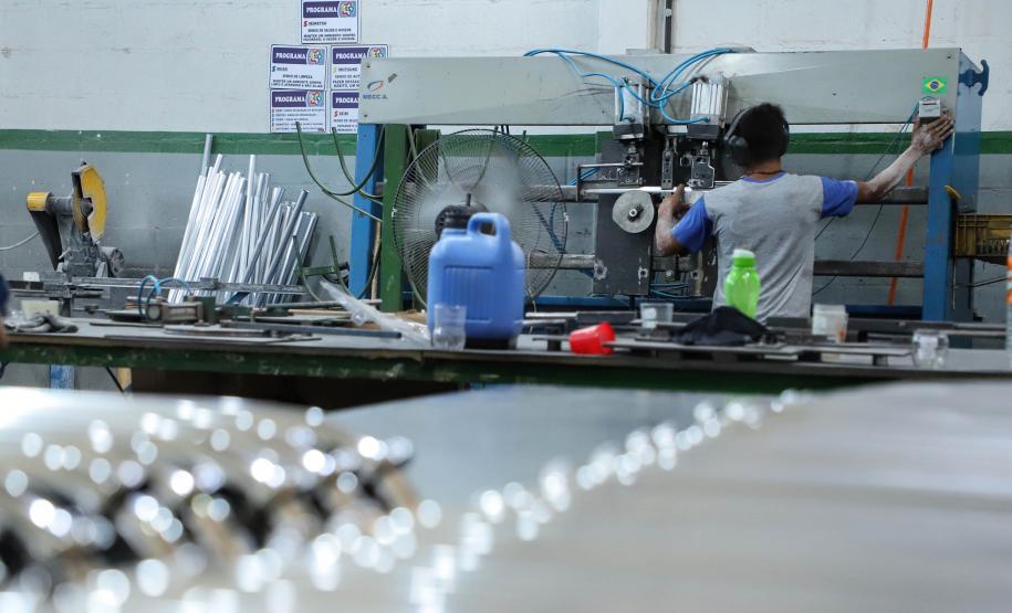 77% dos municípios paranaenses tiveram saldo positivo de empregos em 2024