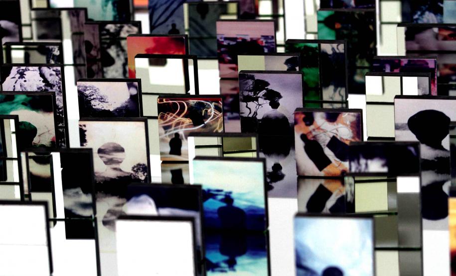 Museu de Arte Contemporânea do Paraná (MAC Paraná) - No MAC no MON, a artista Guita Soifer apresenta a exposição a Trama Intrincada do Tempo que traz pinturas, esculturas, fotografias, gravuras, vídeos e instalações explorando o tempo, a memória e as transformações da matéria