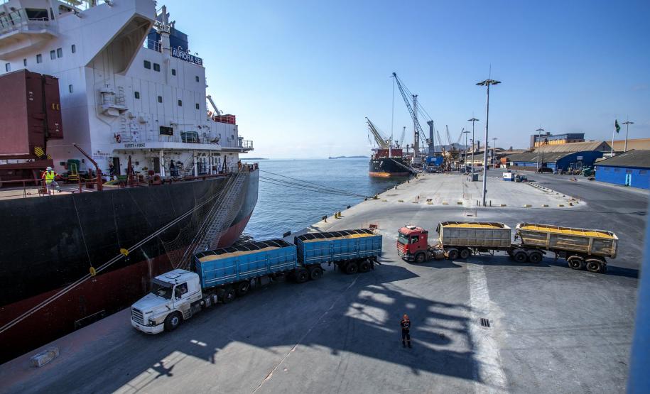 Exportações paranaenses chegam a 167 países e somam US$ 1,45 bilhão em janeiro Foto: Claudio Neves/Portos do Paraná