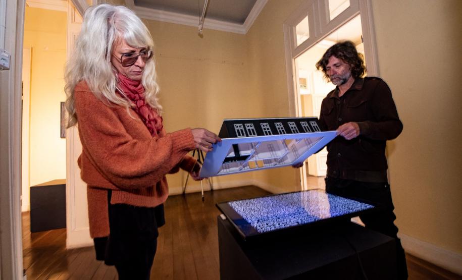 Museu de Arte Contemporânea do Paraná (MAC Paraná) - No MAC no MON, a artista Guita Soifer apresenta a exposição a Trama Intrincada do Tempo que traz pinturas, esculturas, fotografias, gravuras, vídeos e instalações explorando o tempo, a memória e as transformações da matéria