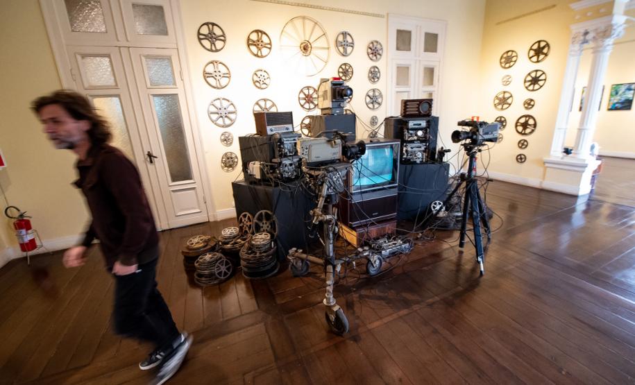 Museu da Imagem e do Som (MIS-PR) - Exposição Desver – "Desver" é uma instalação multissensorial de Ivana Cassuli e Marcelo Borges Eggers, do grupo Blanche Bois, que explora os ciclos de vida e a ressignificação das percepções visuais e sonoras. Foto: Kraw Penas/SEEC-PR