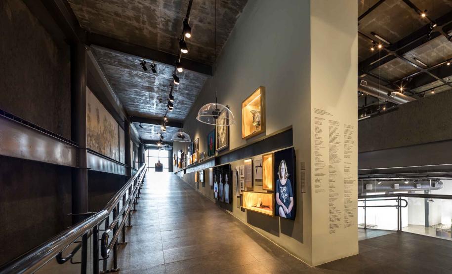 Museu de Arte Contemporânea do Paraná (MAC Paraná) - No MAC no MON, a artista Guita Soifer apresenta a exposição a Trama Intrincada do Tempo que traz pinturas, esculturas, fotografias, gravuras, vídeos e instalações explorando o tempo, a memória e as transformações da matéria