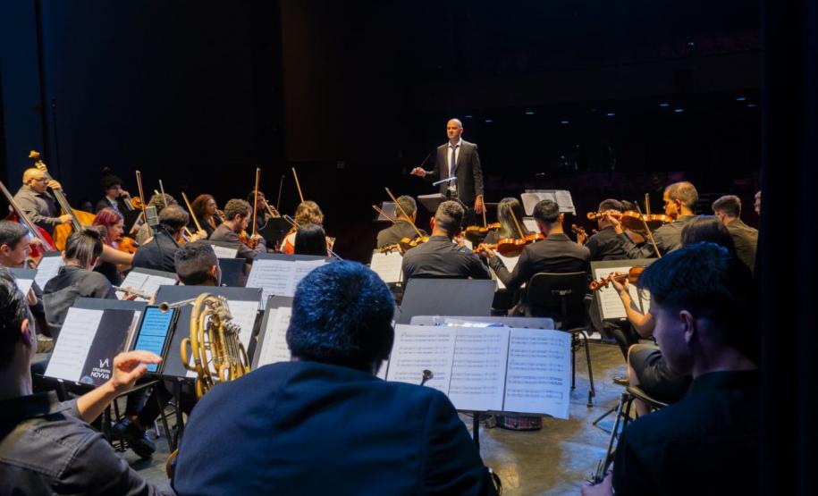 Museu de Arte Contemporânea do Paraná (MAC Paraná) - No MAC no MON, a artista Guita Soifer apresenta a exposição a Trama Intrincada do Tempo que traz pinturas, esculturas, fotografias, gravuras, vídeos e instalações explorando o tempo, a memória e as transformações da matéria