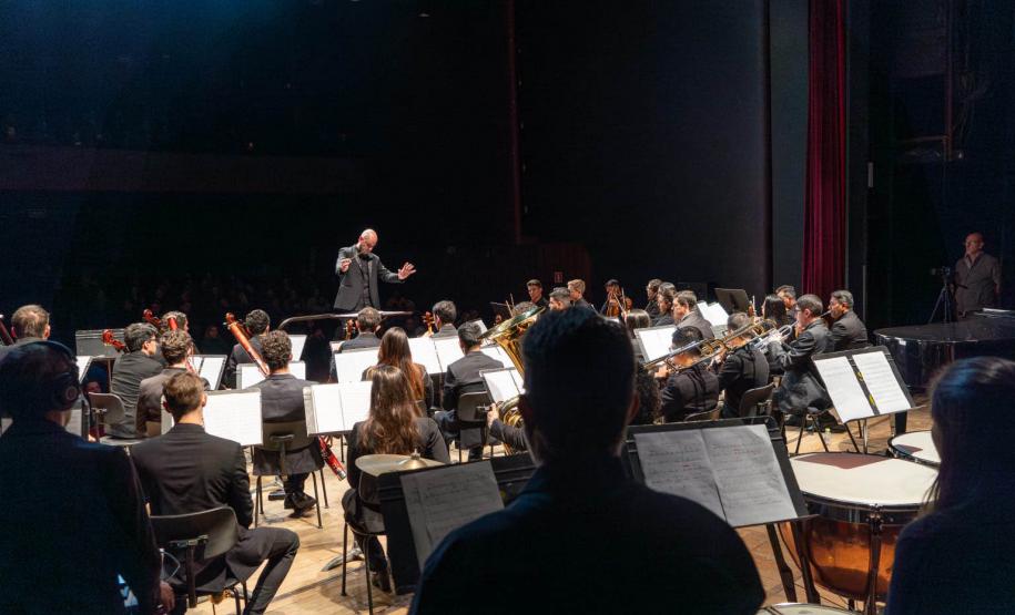 Museu de Arte Contemporânea do Paraná (MAC Paraná) - No MAC no MON, a artista Guita Soifer apresenta a exposição a Trama Intrincada do Tempo que traz pinturas, esculturas, fotografias, gravuras, vídeos e instalações explorando o tempo, a memória e as transformações da matéria