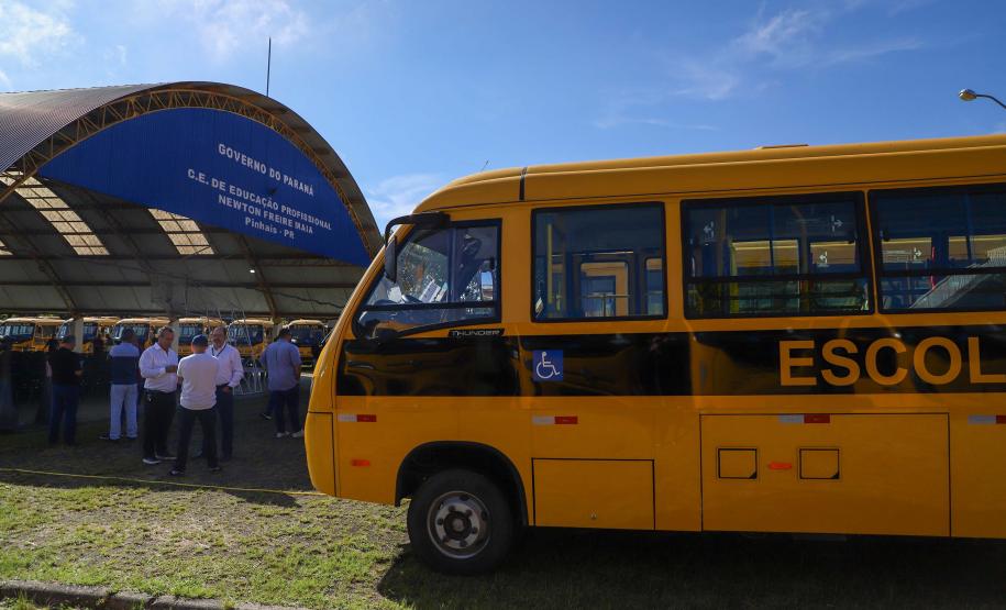 O governador Calos Massa Ratinho Junior iniciou nesta segunda-feira (10) a entrega dos 209 novos ônibus escolares adquiridos para uso no programa Caminho da Escola.