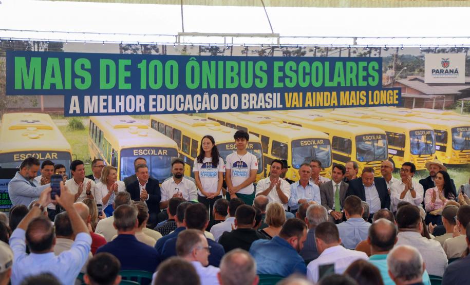 O governador Calos Massa Ratinho Junior iniciou nesta segunda-feira (10) a entrega dos 209 novos ônibus escolares adquiridos para uso no programa Caminho da Escola.