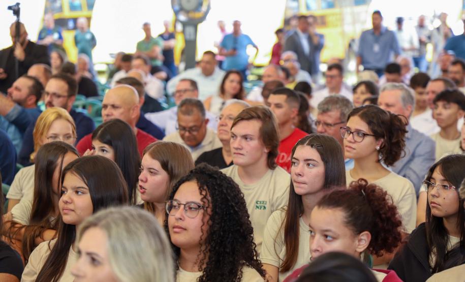 O governador Calos Massa Ratinho Junior iniciou nesta segunda-feira (10) a entrega dos 209 novos ônibus escolares adquiridos para uso no programa Caminho da Escola.