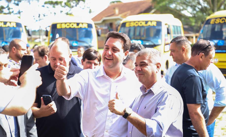 O governador Calos Massa Ratinho Junior iniciou nesta segunda-feira (10) a entrega dos 209 novos ônibus escolares adquiridos para uso no programa Caminho da Escola.