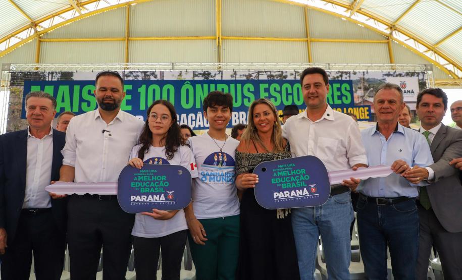 O governador Calos Massa Ratinho Junior iniciou nesta segunda-feira (10) a entrega dos 209 novos ônibus escolares adquiridos para uso no programa Caminho da Escola.