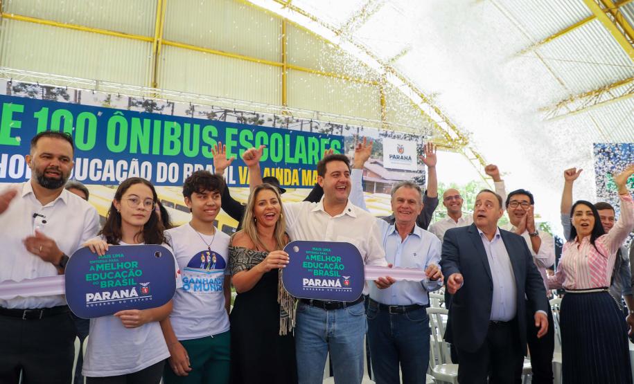 O governador Calos Massa Ratinho Junior iniciou nesta segunda-feira (10) a entrega dos 209 novos ônibus escolares adquiridos para uso no programa Caminho da Escola.