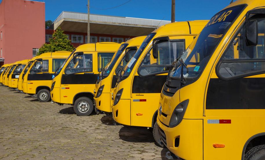 O governador Calos Massa Ratinho Junior iniciou nesta segunda-feira (10) a entrega dos 209 novos ônibus escolares adquiridos para uso no programa Caminho da Escola.