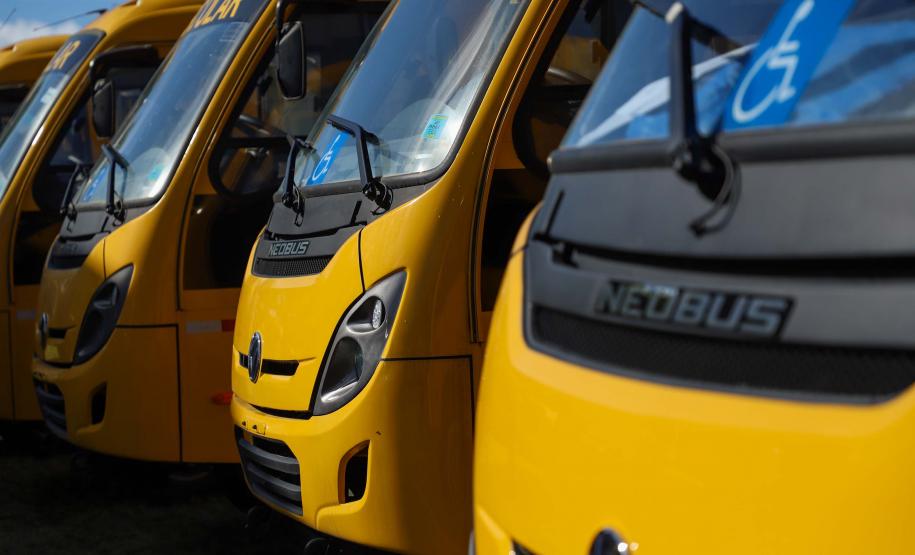 O governador Calos Massa Ratinho Junior iniciou nesta segunda-feira (10) a entrega dos 209 novos ônibus escolares adquiridos para uso no programa Caminho da Escola.