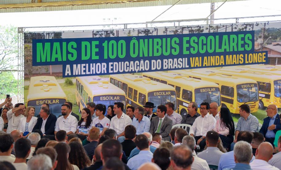 O governador Calos Massa Ratinho Junior iniciou nesta segunda-feira (10) a entrega dos 209 novos ônibus escolares adquiridos para uso no programa Caminho da Escola.