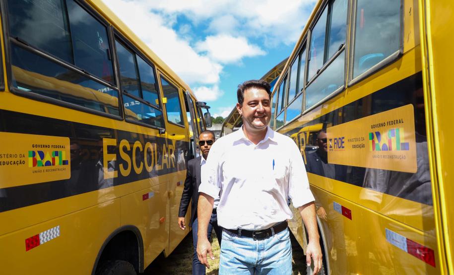 O governador Calos Massa Ratinho Junior iniciou nesta segunda-feira (10) a entrega dos 209 novos ônibus escolares adquiridos para uso no programa Caminho da Escola.