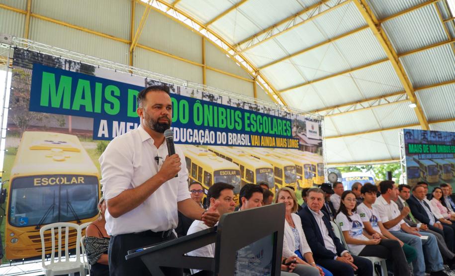 O governador Calos Massa Ratinho Junior iniciou nesta segunda-feira (10) a entrega dos 209 novos ônibus escolares adquiridos para uso no programa Caminho da Escola.