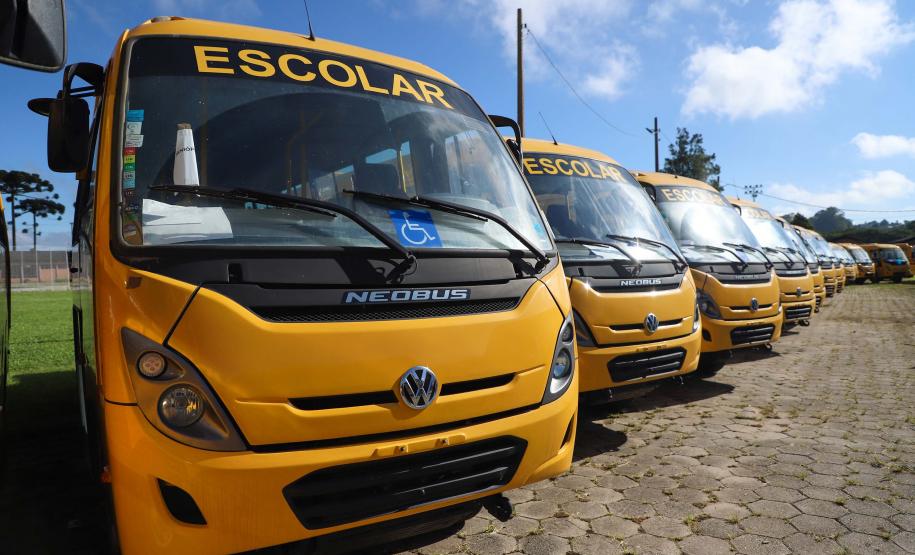 O governador Calos Massa Ratinho Junior iniciou nesta segunda-feira (10) a entrega dos 209 novos ônibus escolares adquiridos para uso no programa Caminho da Escola.