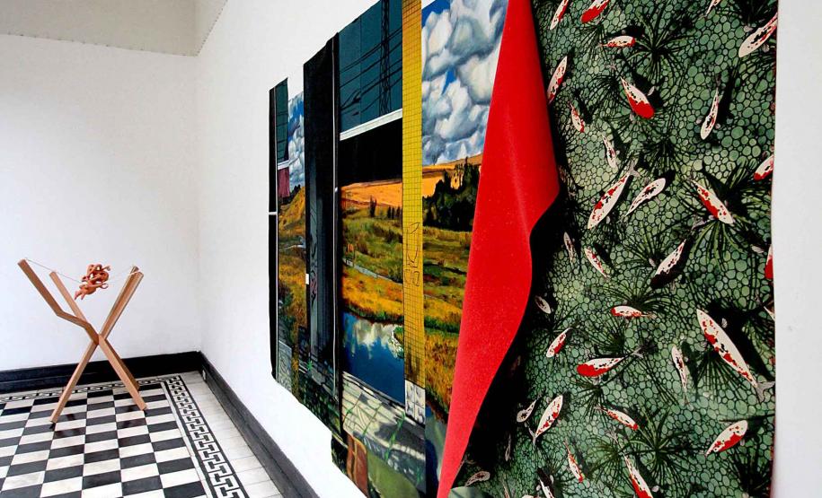 Museu de Arte Contemporânea do Paraná (MAC Paraná) - No MAC no MON, a artista Guita Soifer apresenta a exposição a Trama Intrincada do Tempo que traz pinturas, esculturas, fotografias, gravuras, vídeos e instalações explorando o tempo, a memória e as transformações da matéria